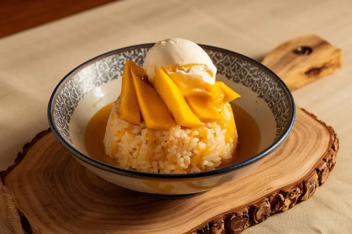 Is mango sticky rice served hot or cold